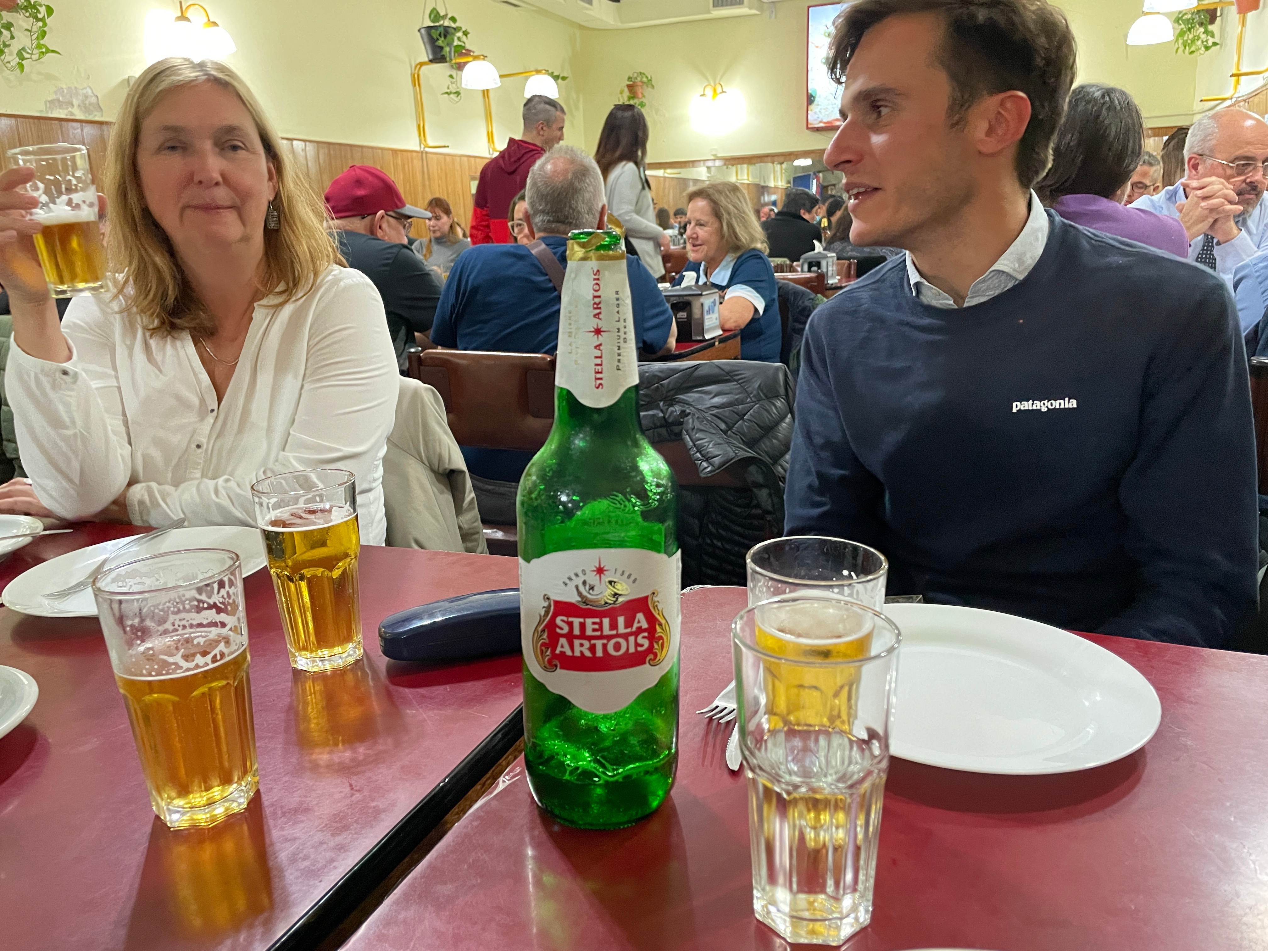 Enkele deelnemers op het diner, met een lokaal biertje