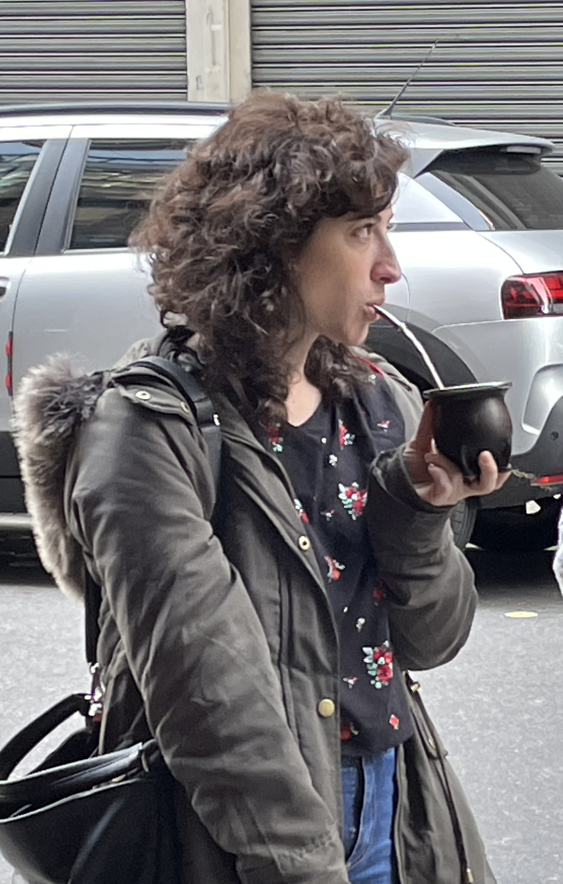Deelneemster met typische mate (kruidenthee) in de hand